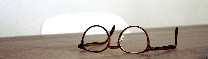 机の上にあるメガネのイメージ画像